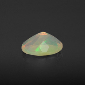 Opala multicolorido natural 0,73ct, corte oval, translúcido