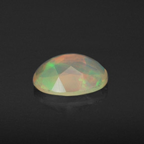 Opala multicolorido natural 0,74ct, corte oval, translúcido
