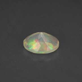 Opala multicolorido natural 0,77ct, corte oval, transparente