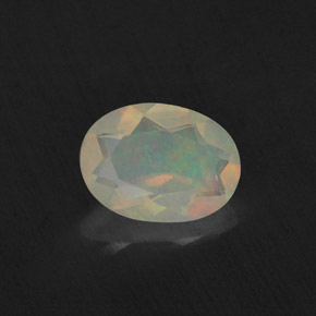 Opala multicolorido natural 0,65ct, corte oval, transparente