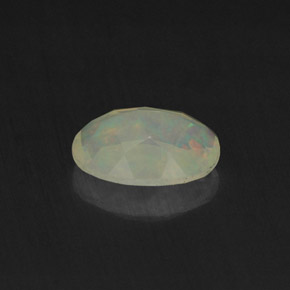 Opala multicolorido natural 0,65ct, corte oval, transparente