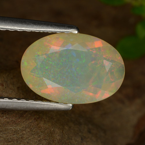 Opala multicolorido natural 1,26ct, corte oval, transparente