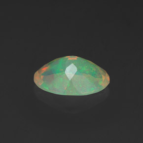 Opala multicolorido natural 0,91ct, corte oval, transparente