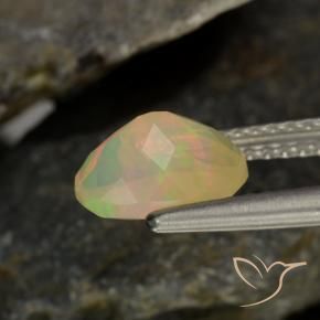 Opala multicolorido natural 0,94ct, corte oval, transparente