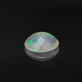 Opala multicolorido natural 0,98ct, corte oval, transparente