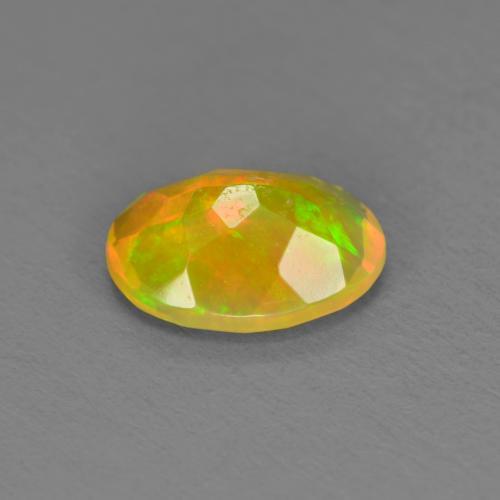Opala multicolorido natural 0,74ct, corte oval, translúcido