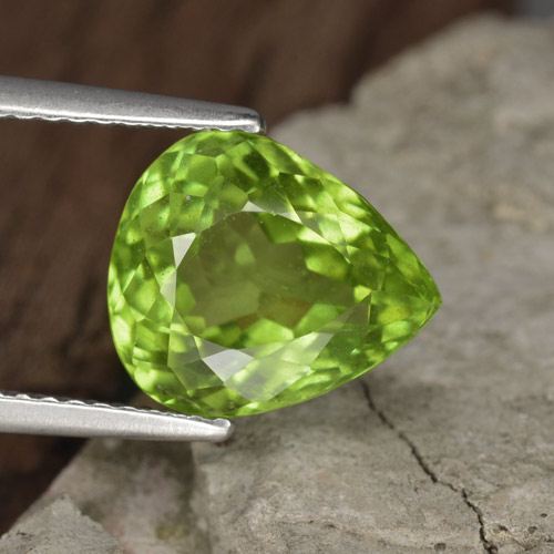 Peridoto Verde médio Natural 4.54ct, Formato de pêra, VS