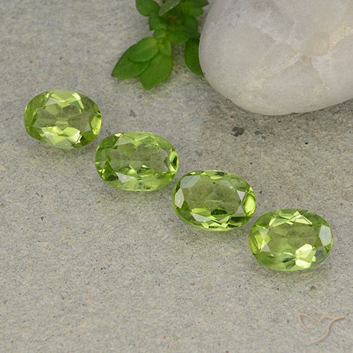 4.40ctw Natural Verde Vivo Claro Peridoto, oval, VS