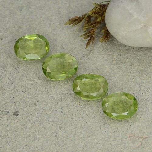 3.92ctw Natural Verde Vivo Claro Peridoto, oval, VS