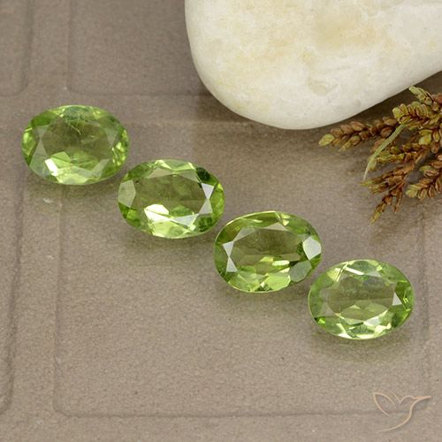 4.15ctw Natural Verde Vivo Claro Peridoto, oval, VS