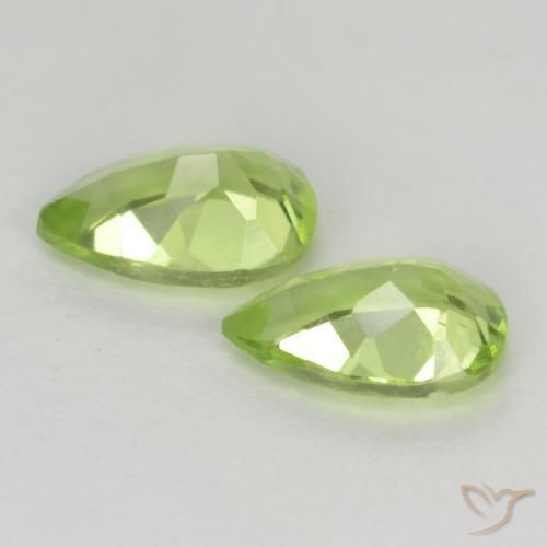 Pedras preciosas de Peridoto Luz verde natural de 0.88 ct, Formato de pêra, VVS-VS