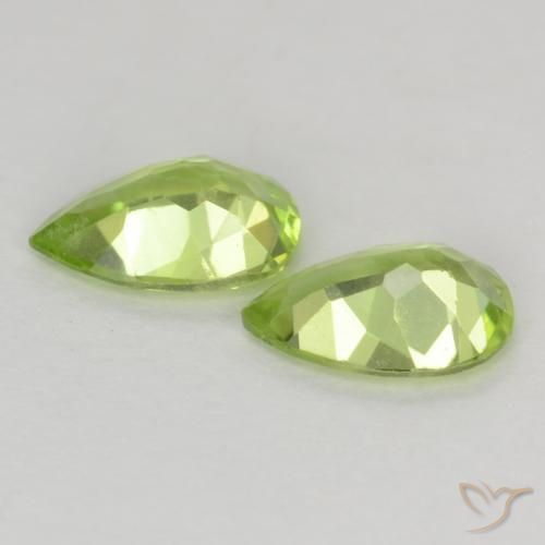 Pedras preciosas de Peridoto Luz verde natural de 0.69 ct, Formato de pêra, VVS-VS
