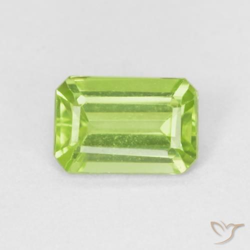 0.55ct Natural Verde Vivo Claro Peridoto, Corte Esmeralda, VVS