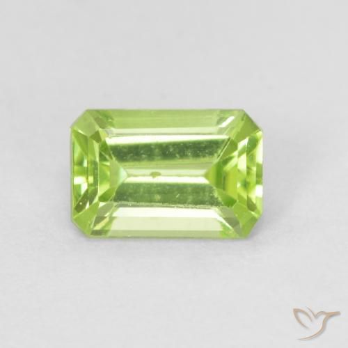 0.62ct Natural Verde Vivo Claro Peridoto, Corte Esmeralda, VS