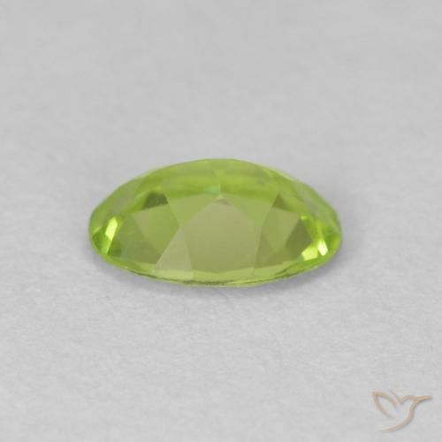 Peridoto Verde Vivo Claro Natural 0.70ct, oval, VS