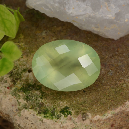 Prehnita verde natural 10,07ct, corte oval, translúcido