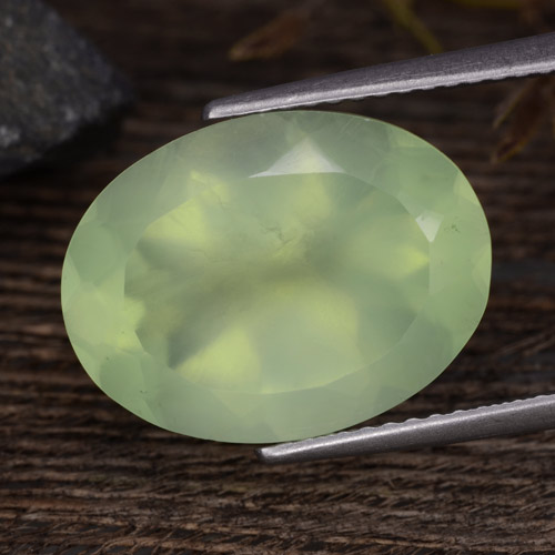 Prehnita verde natural 8,85ct, corte oval, translúcido