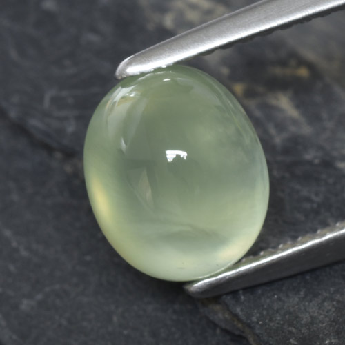 Prehnita verde natural 2,90ct, corte oval, transparente