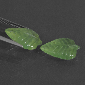 Pedras preciosas de prehnita verde natural de 8,96 ct, forma extravagante, translúcido