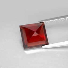 Granada piropo vermelho natural 3,96ct, quadrado, VVS
