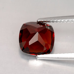 Granada piropo vermelho natural 2,83ct, almofada cortada, VS