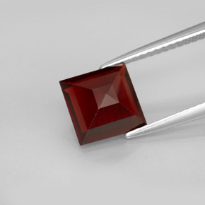Granada piropo vermelho natural 2,88ct, quadrado, VS