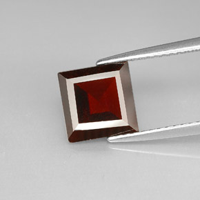 Granada piropo vermelho natural 2,30ct, quadrado, VS