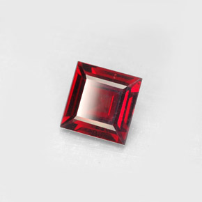 Granada piropo vermelho natural 2,40ct, quadrado, VS