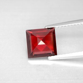 Granada piropo vermelho natural 2,40ct, quadrado, VS