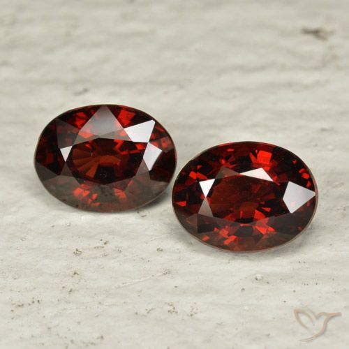 3.36ctw Natural Vermelho escuro Granada Piropo, oval, VVS-VS