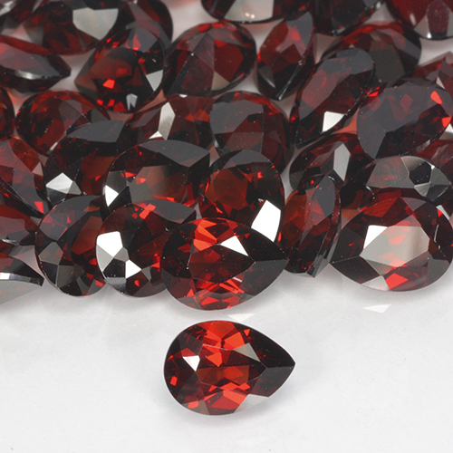 Granada Piropo Vermelho Sangue Profundo Natural 0.86ct, Formato de pêra, VVS
