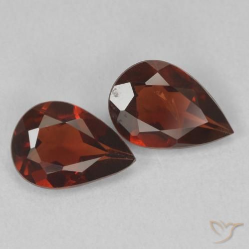 Pedras preciosas de Granada Piropo Vermelho Sangue Profundo natural de 1.39 ct, Formato de pêra, VS