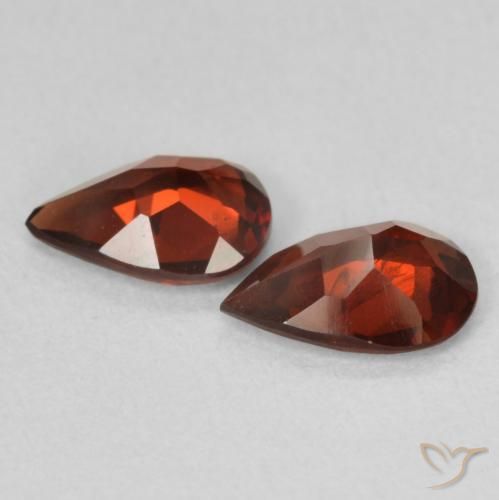 Pedras preciosas de Granada Piropo Vermelho Sangue Profundo natural de 1.39 ct, Formato de pêra, VS