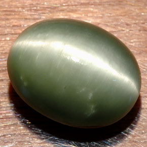 Quartz cat's eye verde natural 8,58ct, corte oval, opaco
