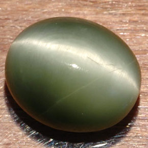 Quartz cat's eye verde natural 7,32ct, corte oval, opaco