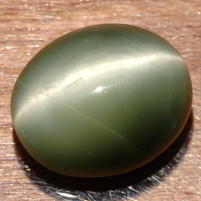 Quartz cat's eye verde natural 7,32ct, corte oval, opaco