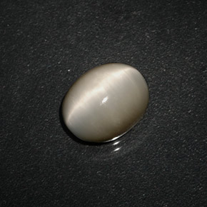 Quartz cat's eye creme natural 3,06ct, corte oval, opaco