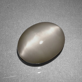 Quartz cat's eye creme natural 1,97ct, corte oval, opaco