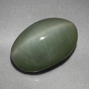Quartz cat's eye verde natural 4,77ct, corte oval, opaco