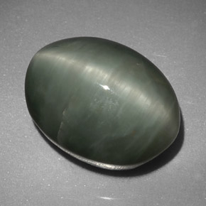 Quartz cat's eye verde natural 8,45ct, corte oval, opaco
