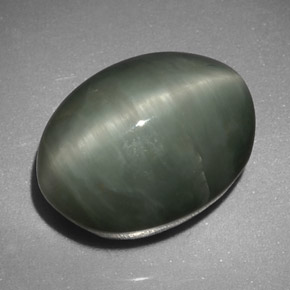 Quartz cat's eye verde natural 8,45ct, corte oval, opaco