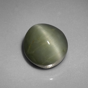 Quartz cat's eye verde natural 5,45ct, corte oval, opaco
