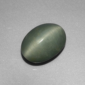 Quartz cat's eye verde natural 4,48ct, corte oval, opaco