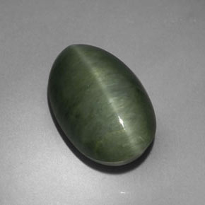 Quartz cat's eye verde natural 5,75ct, corte oval, opaco