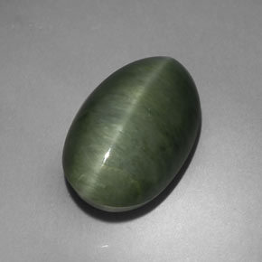 Quartz cat's eye verde natural 5,75ct, corte oval, opaco