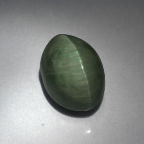 Quartz cat's eye verde natural 5,53ct, corte oval, opaco