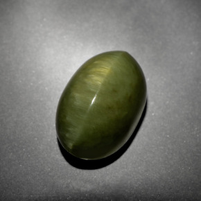Quartz cat's eye verde natural 10,21ct, corte oval, opaco