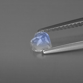 Pedra da lua arco-íris branco natural 0,29ct, formato de coração, transparente