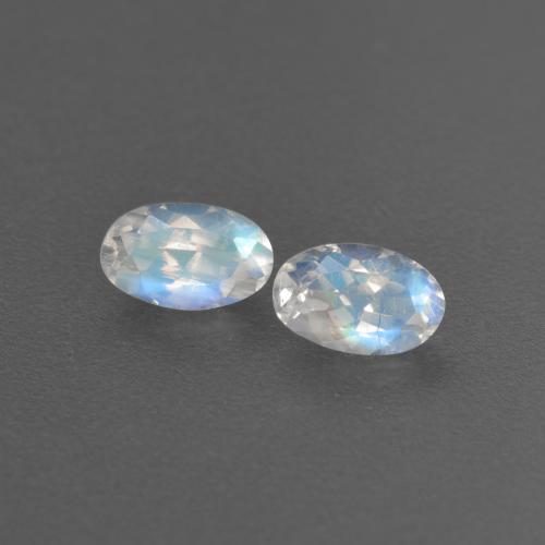 Pedras preciosas de Pedra da Lua Arco-íris Branco azulado natural de 0.58 ct, Corte Oval, Transparente