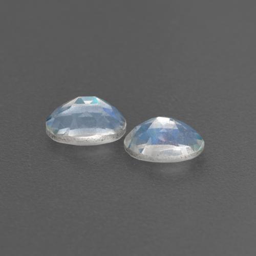 Pedras preciosas de Pedra da Lua Arco-íris Branco azulado natural de 0.58 ct, Corte Oval, Transparente